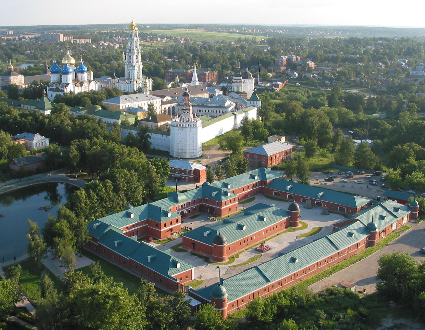 Вид на Свято-Троицкую Сергиеву Лавру и музейный комплекс "Конный двор"