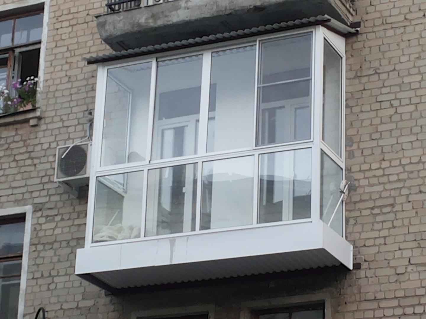 Алюминиевый балкон с крышей