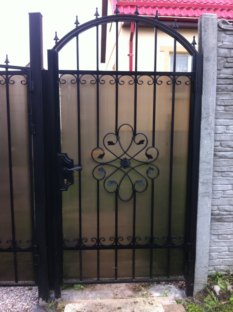 Сварная калитка. Сварная калитка. Калитка сварная. Сварные ворота с калиткой. Ворота из металлических прутьев.