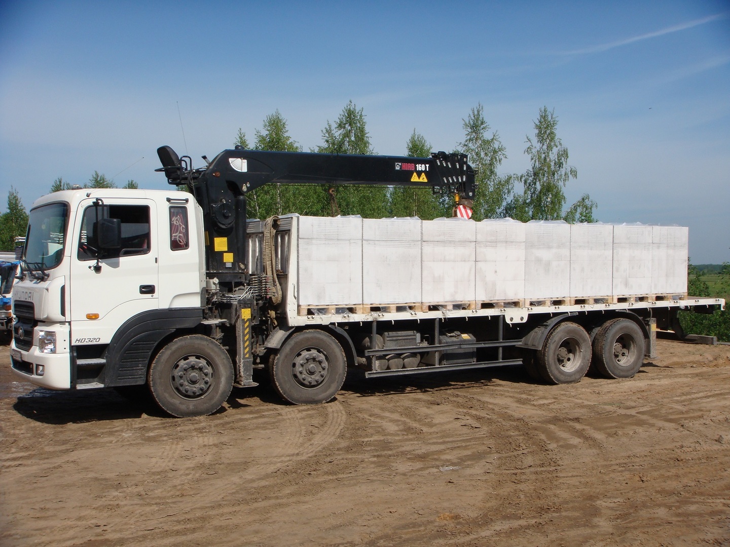 Доставка блоков. Actros 4143. HOWO 2021. Mercedes Actros 4143 2003 самосвал. Самосвал Mercedes sk 1 87.