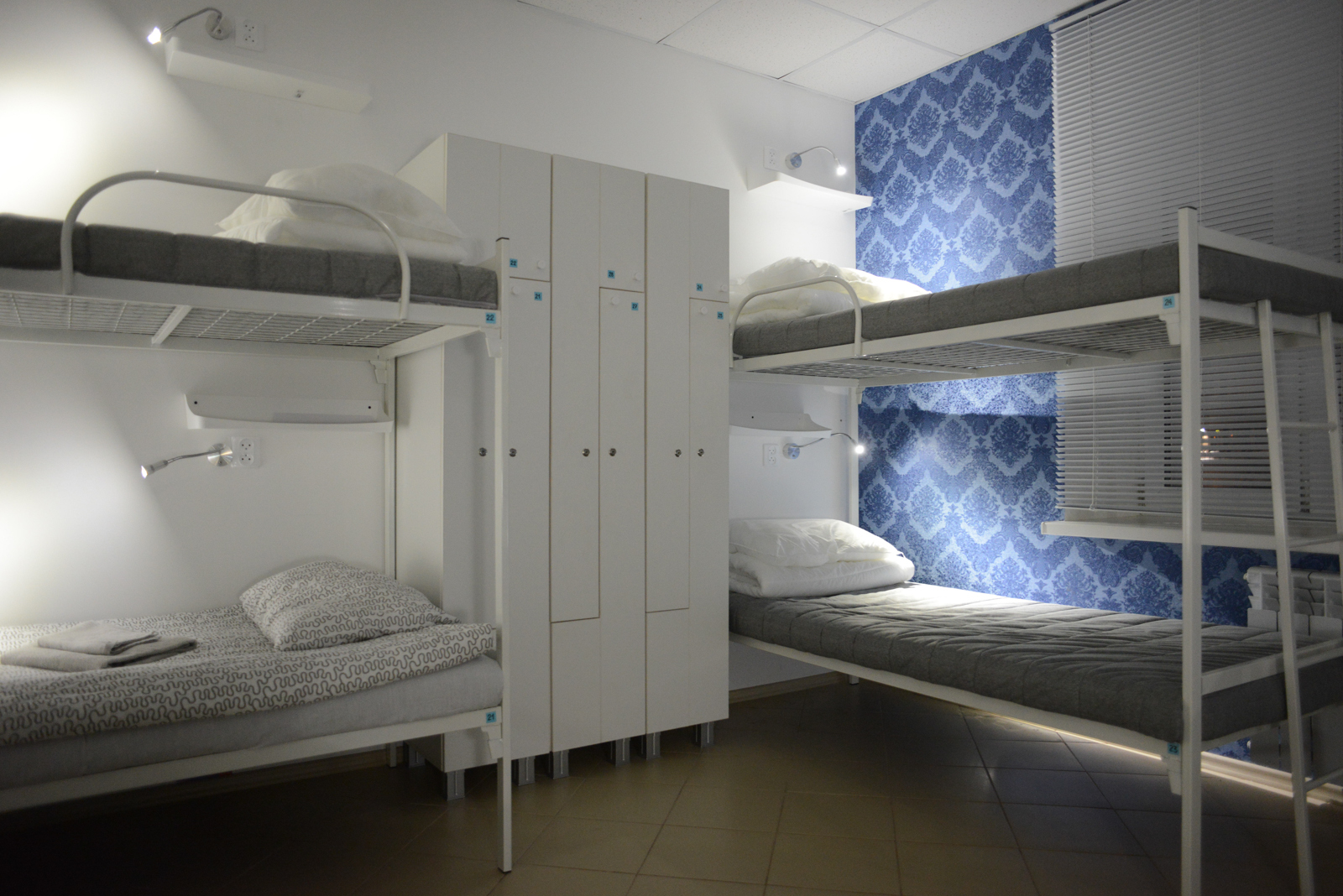 Двухэтажное общежитие. Хостел казарма. Кровать двухъярусная хостел. Кровати для хостела. Двухъярусная кровать для хостела.