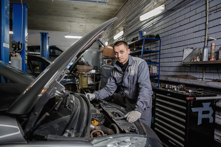 Ближайший автосервис. Сотрудники автосервиса. Автосервис Нижний. Работница в автосервисе. Автомеханики в автосалоне.