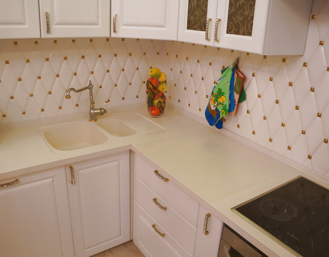 Белая глянцевая керамическая плитка выпуклым ромбом для фартука на кухню и в ванную комнату 