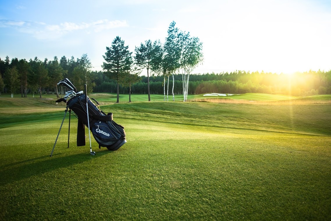 Pine creek golf resort екатеринбург. Pine Creek Golf. Пайн крик гольф клуб. Гольф комплекс. Уральский гольф клуб.