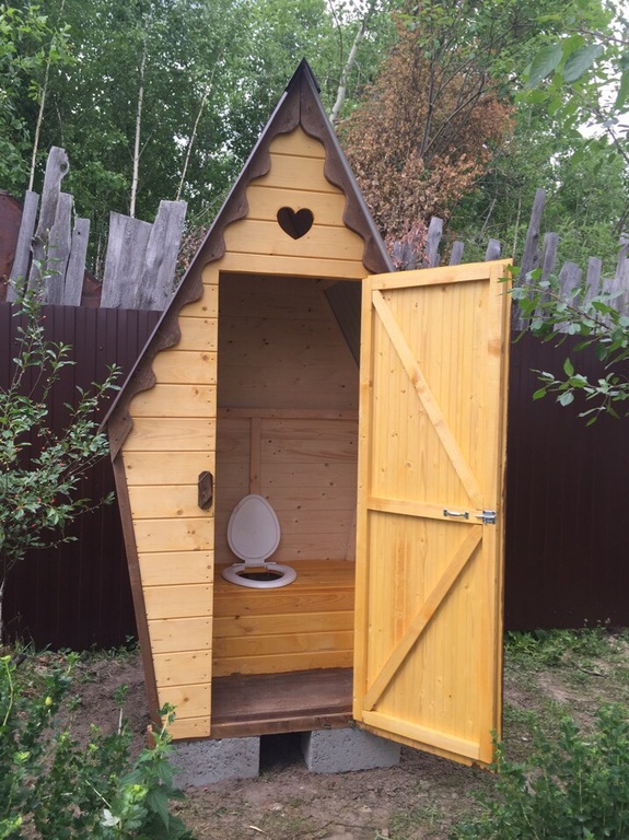 Где можно купить дачный туалет. Туалет дачный. Туалет деревянный для дачи. Сказочный туалет для дачи. Готовый туалет для дачи деревянный.